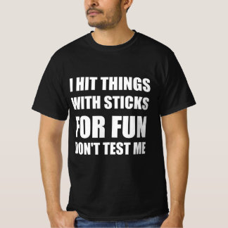 Ich schlage aus Spaß mit Stöcken auf Dinge, teste  T-Shirt