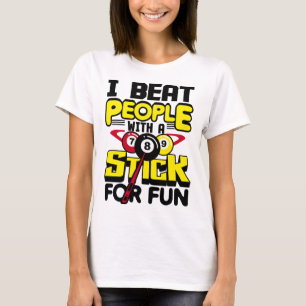 Ich schlage Leute mit einem Stick für Spaß Pool Bi T-Shirt