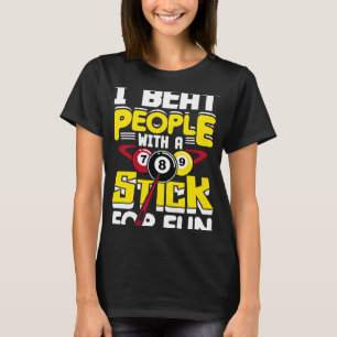 Ich schlage Leute mit einem Stick für Spaß Pool Bi T-Shirt