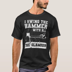 Ich schwinge den Hammer mit dem ganzen Abriss des T-Shirt