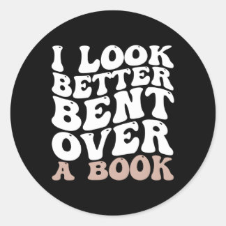 Ich sehe besser aus, als ich über ein Buch gebetet Runder Aufkleber
