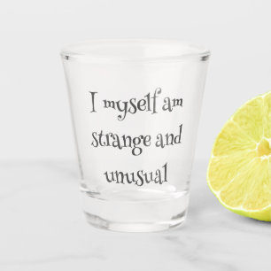 Ich selbst bin seltsam und ungewöhnlich schnapsglas