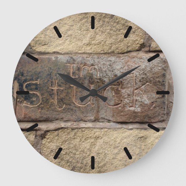 "Ich stecke fest" ein anderer Stein in der Wand Große Wanduhr (Vorderseite)