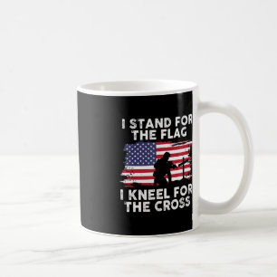 Ich stehe für den Gedenktag an die Flaggen und ver Kaffeetasse