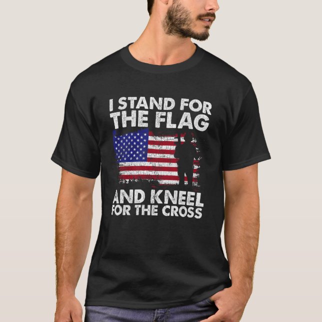 Ich stehe für die Flagge und das Knie für das Kreu T-Shirt (Vorderseite)