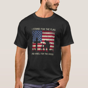 Ich stehe für die Flagge und die Knie für das Kreu T-Shirt