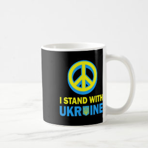 Ich stehe mit dem ukrainischen Shirt, ukrainische Kaffeetasse