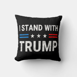 Ich stehe mit der amerikanischen Flagge Trumps Kissen