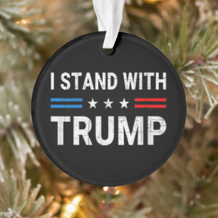 Ich stehe mit der amerikanischen Flagge Trumps Ornament