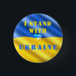 Ich stehe mit der Ukraine bei der Unterstützung de Button<br><div class="desc">Unterstützung Ukraine Buttons - Ich stehe mit der Ukraine - Frieden - Ukrainische Flagge - Freiheit - Patriotisch - Strong Together - Siege ! Sie können auf mehr als 1000 Zazzle Produkte umsteigen !</div>