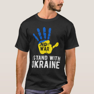 Ich stehe mit der ukrainischen Fahne, sodass die U T-Shirt