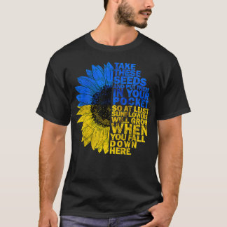 Ich stehe mit der ukrainischen Flaggenstütze für S T-Shirt
