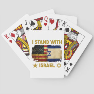 Ich stehe mit Israel Shirt da, das ich mit Israel Spielkarten