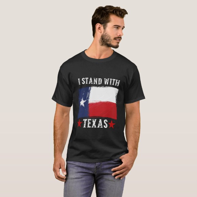 Ich stehe mit Texas T-Shirt (Vorne ganz)