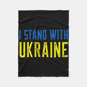 Ich stehe mit Ukraine-Shirt für Unterstützung und Fleecedecke