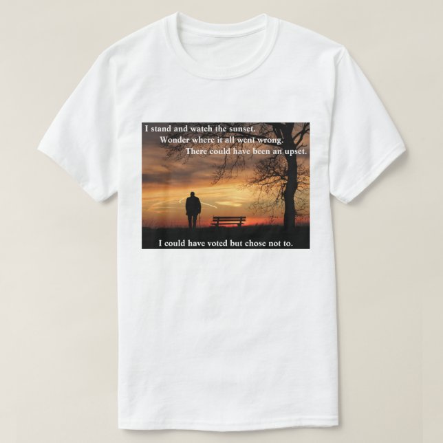 Ich stehe und sehe mir den Sonnenuntergang an. T-Shirt (Design vorne)