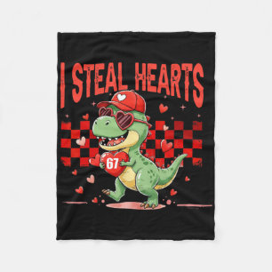 Ich stehle Herzen Valentinsjungen Dinosaurier hält Fleecedecke