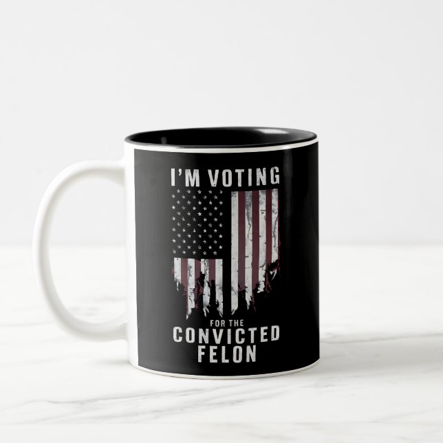 Ich stimme für den verurteilten Felon Pro Trump 20 Zweifarbige Tasse (Links)