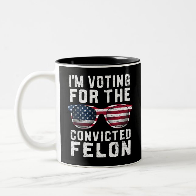 Ich stimme für den verurteilten Felon Pro Trump 20 Zweifarbige Tasse (Links)