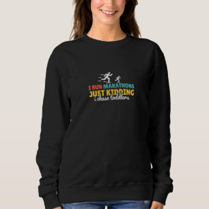 Ich suche Kleinkinder Babysitter, die einen Marat Sweatshirt