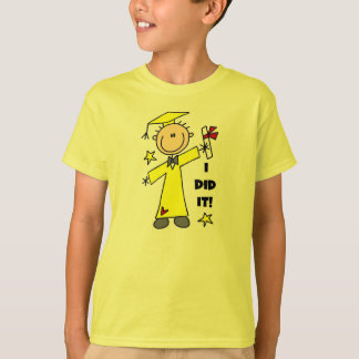 Ich tat es Jungen-Absolvent im gelben Kappen-und T-Shirt