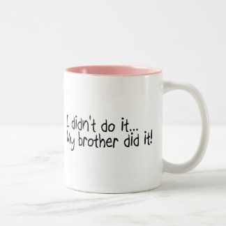 Ich tat es nicht, mein Bruder tat es Zweifarbige Tasse