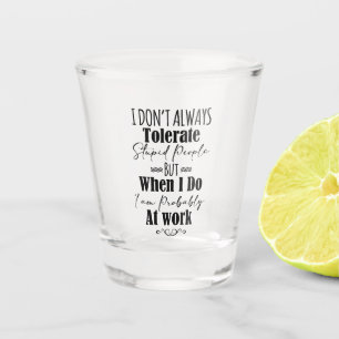Ich toleriere bei der Arbeit nicht immer junge Leu Schnapsglas