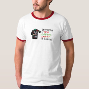 Ich trage eine klebrige Weihnachtsstrickjacke in T-Shirt