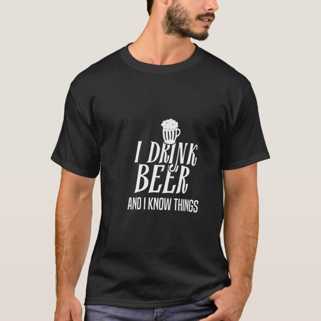 Ich trinke Bier und ich weiß, was T-Shirt (Vorderseite)