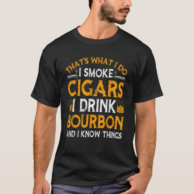 Ich trinke Bourbon und weiß, was trinken. T-Shirt (Vorderseite)
