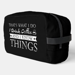 Ich trinke Kaffee und weiß, was Waschbeutel