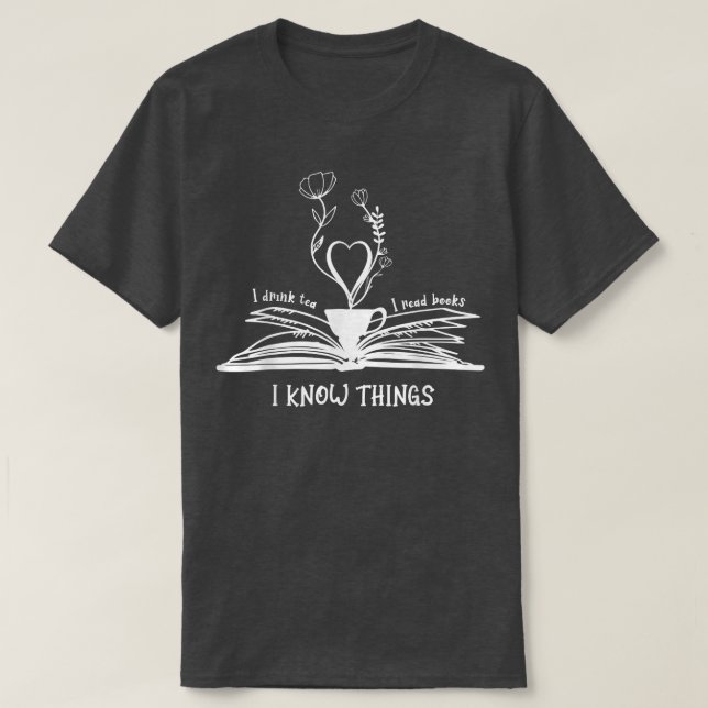 Ich trinke Tee, ich lese Bücher, die ich kenne Buc T-Shirt (Design vorne)