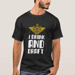 Ich trinke und entwerfe T-Shirt