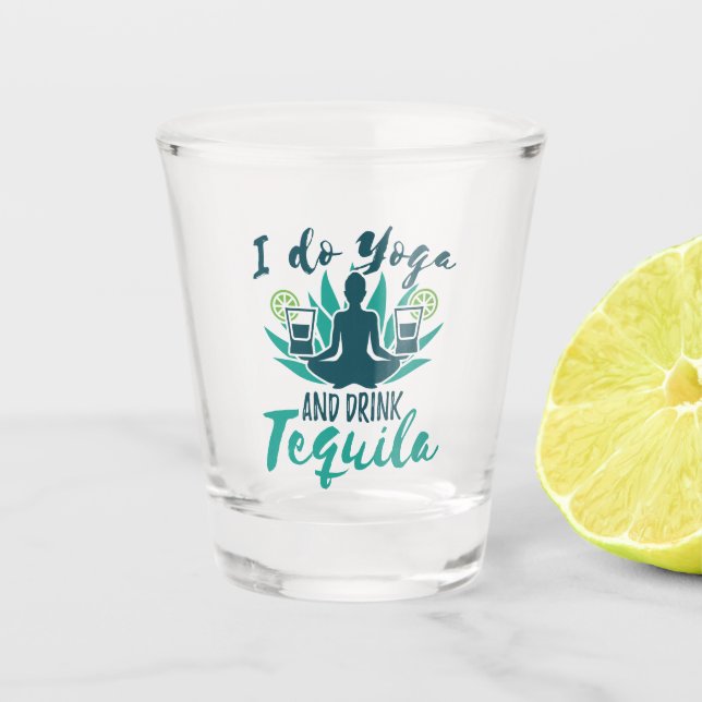 Ich tue Yoga und trinke Tequila Schnapsglas (Vorderseite)