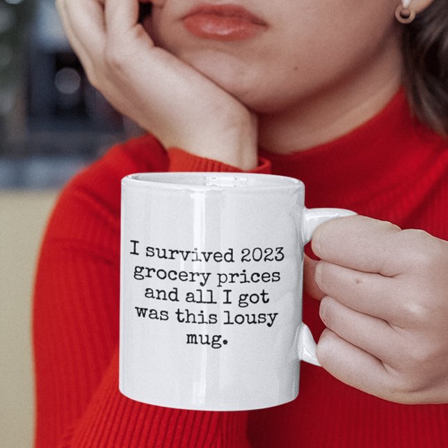 Ich überlebte 2023 Lebensmittelgeschäft Lousy Tass Kaffeetasse (funny i survived 2023 economy recession grocery prices funny quotes mug)