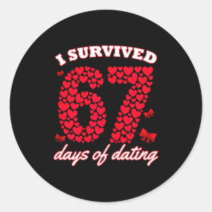 Ich überlebte 67 Tage Dating 6 7 Meme für Valentin Runder Aufkleber