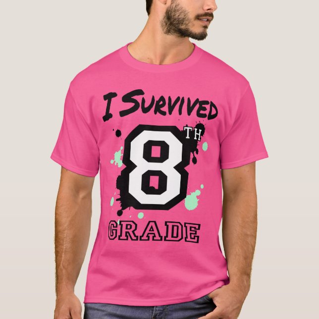 Ich überlebte 8. Klasse (größere Größe) T-Shirt (Vorderseite)