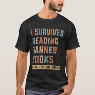 Ich überlebte das Lesen verbotener Bücher und Got  T-Shirt