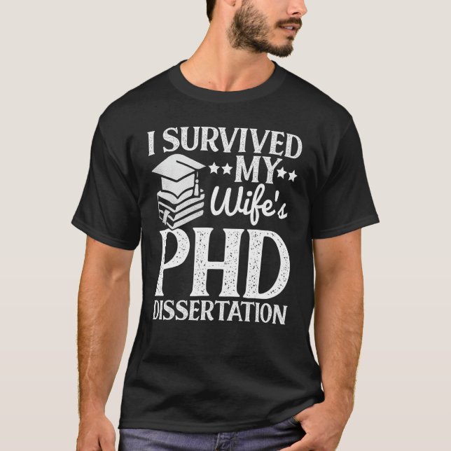Ich überlebte die Dissertation meiner Ehefrau mit  T-Shirt (Vorderseite)