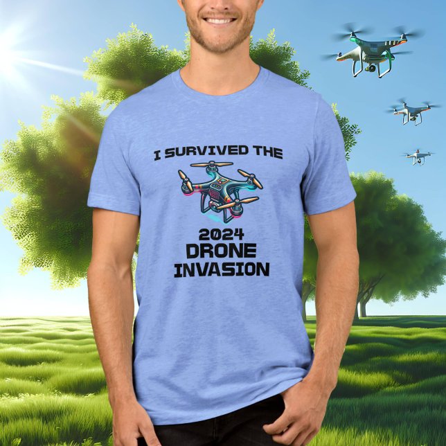 Ich überlebte die Drohneninvasion 2024 Tri-Blend Shirt (Von Creator hochgeladen)