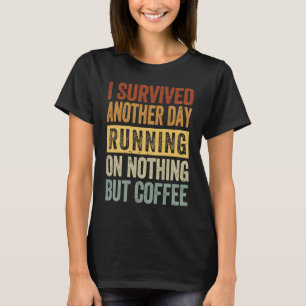 Ich überlebte einen anderen Tag, der nur auf Koffe T-Shirt