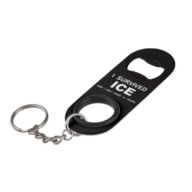 Ich überlebte ICE  Mini Flaschenöffner (Vorderseite Schrägansicht)
