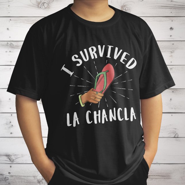 Ich überlebte La Chancla Funny Mexican Mother Joke T-Shirt (Von Creator hochgeladen)