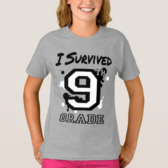 Ich überlebte Mädchen der 9. Klasse T-Shirt (Vorderseite)