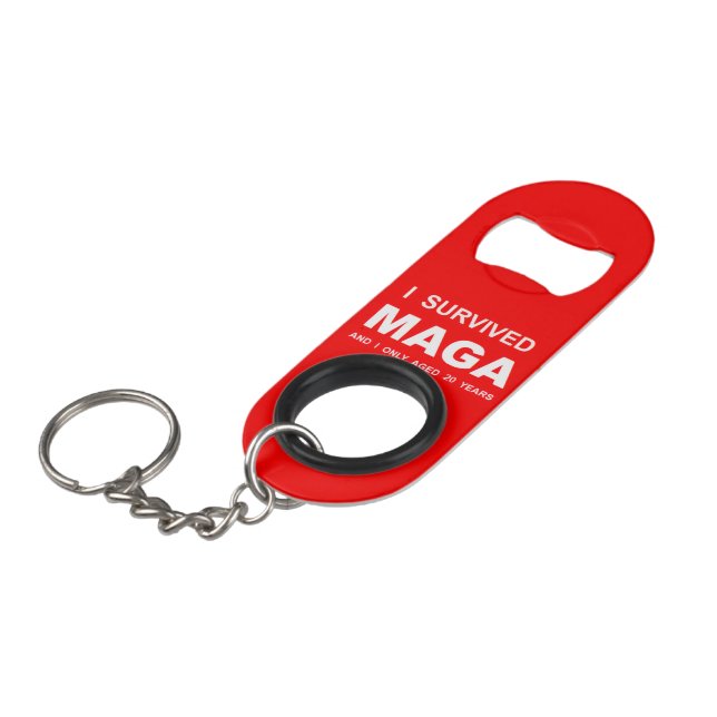 Ich überlebte MAGA Mini Flaschenöffner (Vorderseite Schrägansicht)