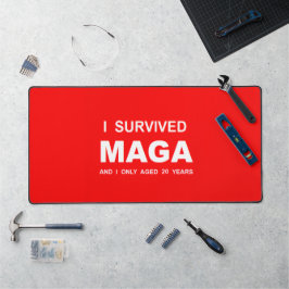 Ich überlebte MAGA Schreibtischunterlage