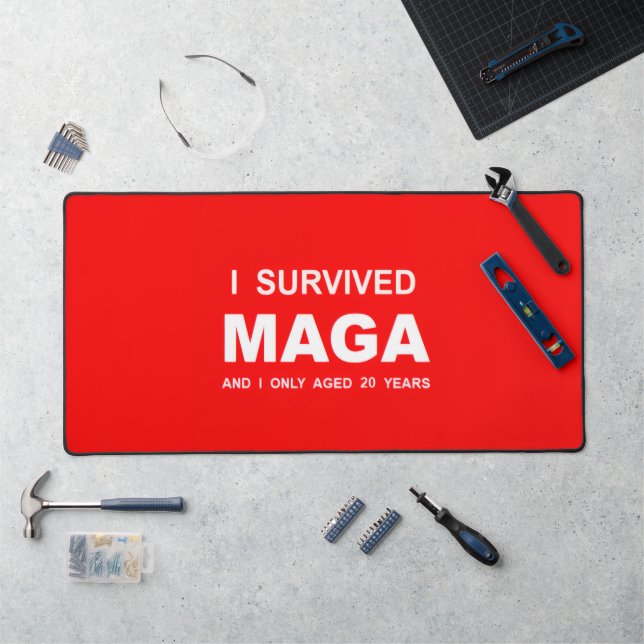 Ich überlebte MAGA  Schreibtischunterlage (Arbeitsplatz)