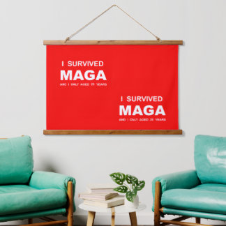 Ich überlebte MAGA  Wandteppich Mit Holzrahmen