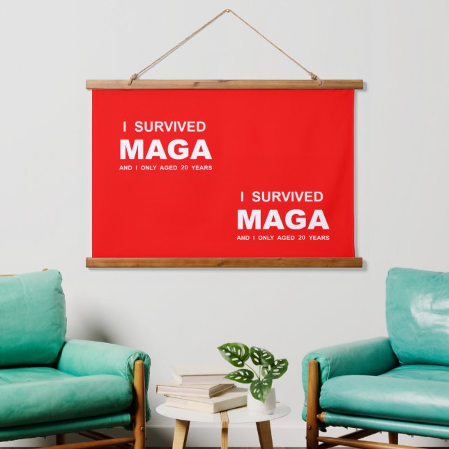 Ich überlebte MAGA  Wandteppich Mit Holzrahmen (Wohnzimmer)