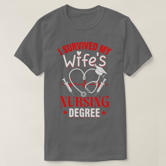 Ich überlebte meinen Wifex27s-Nursing-Grad-Abschlu T-Shirt (Design vorne)